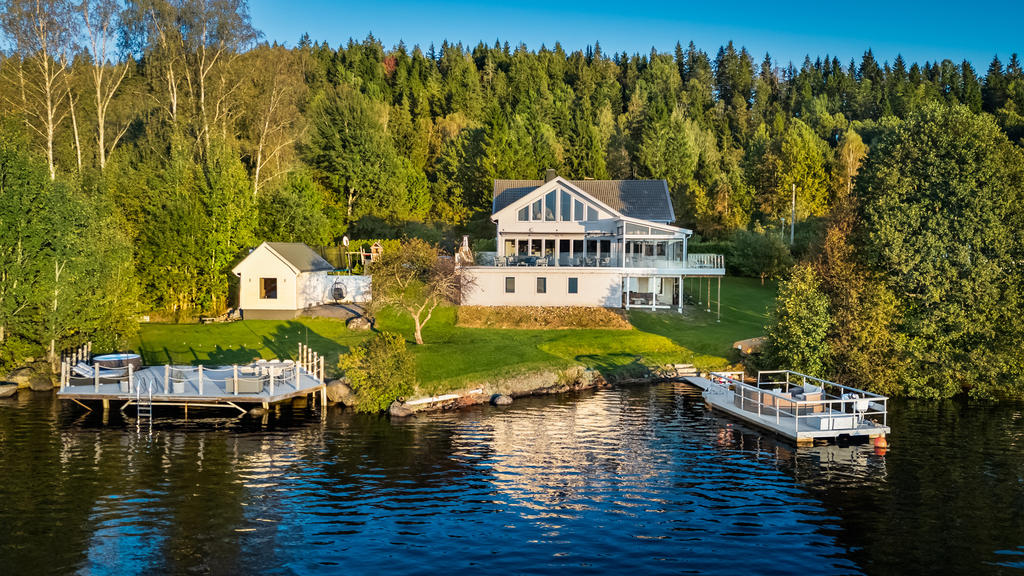 Duvedalen 121 – exklusivt hem med sjönära strandtomt vid Möckeln