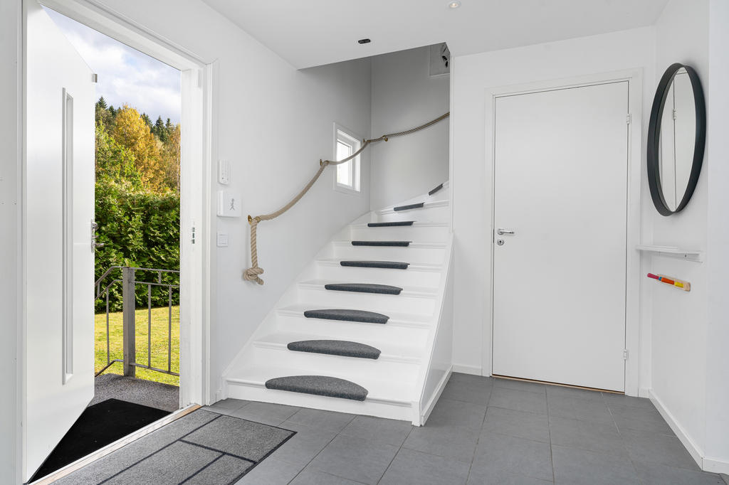 Entré med trapphus till övre plan