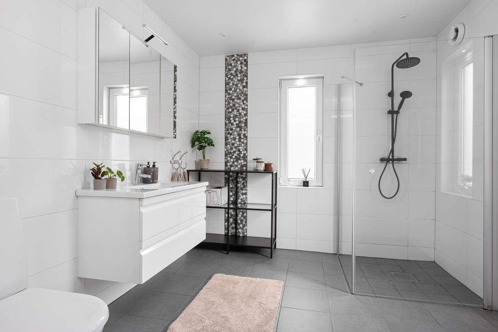 Badrum entréplan med kakel och klinker i tidlös design