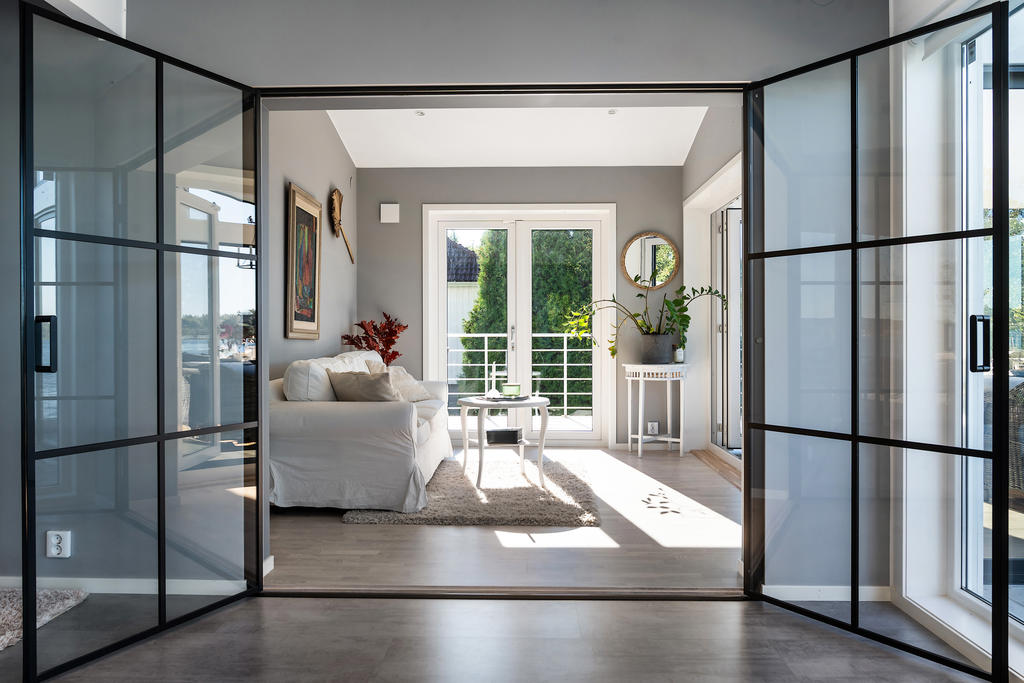 Inre allrum som lätt kan skärmas av med stilrena glasdörrar