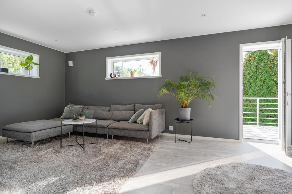 Vardagsrum med dörr ut mot altan