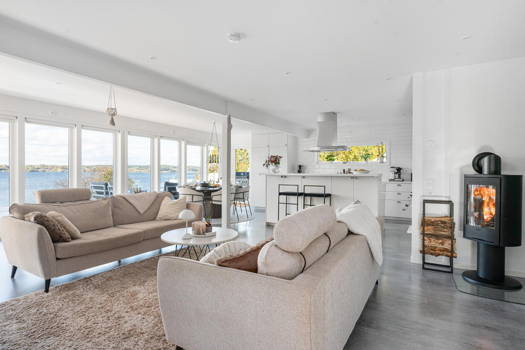 Allrum med mysig kamin