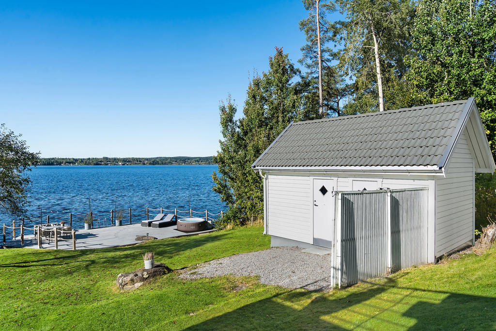 Byggnad med bastu och förrådsdel