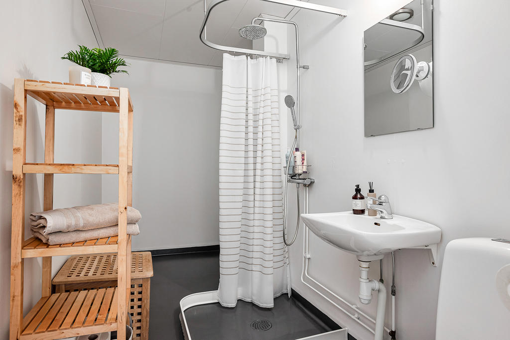 Duschrum (kan bli bastu längst in)