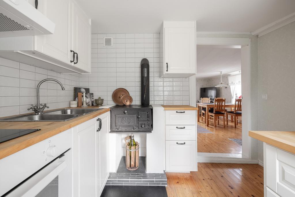 Kök med fungerande gjutjärnsspis