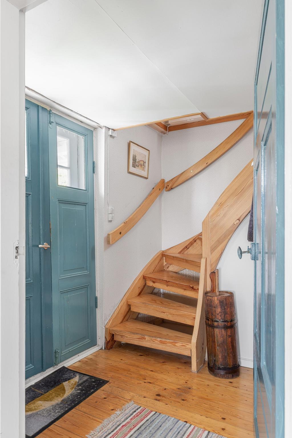 Entré med dubbla dubbeldörrar samt trappa upp till sovrummet
 