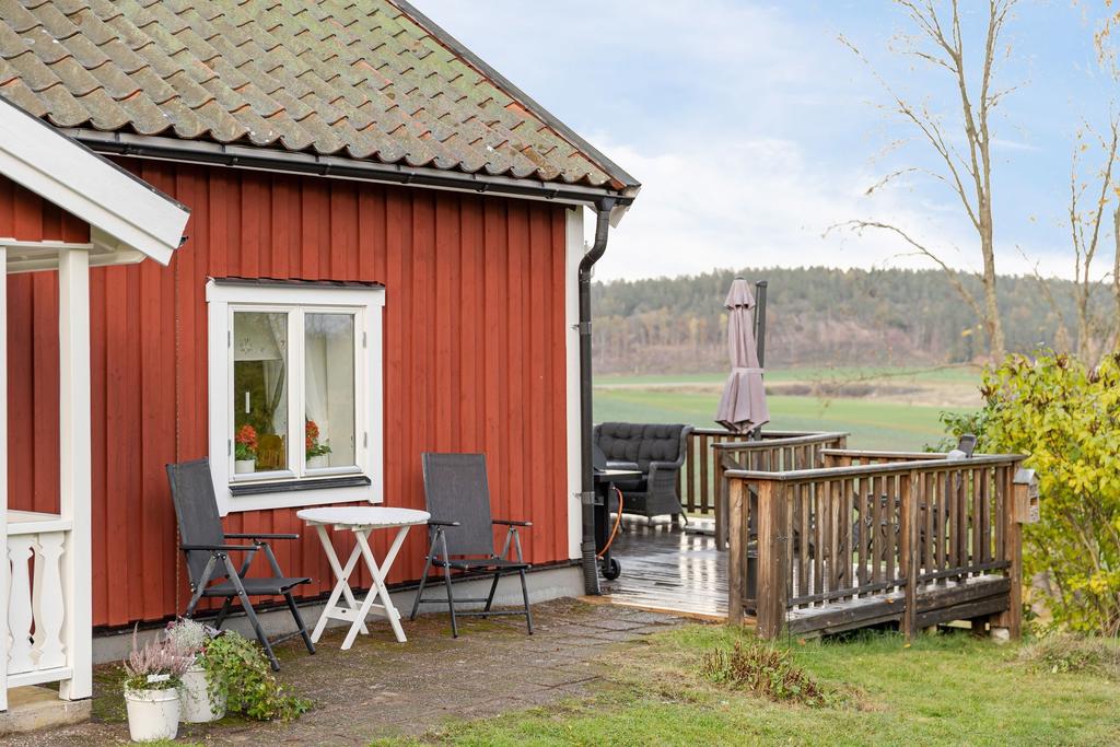 Altan i anslutning till huset med plats för soff/matgrupp och grillplats