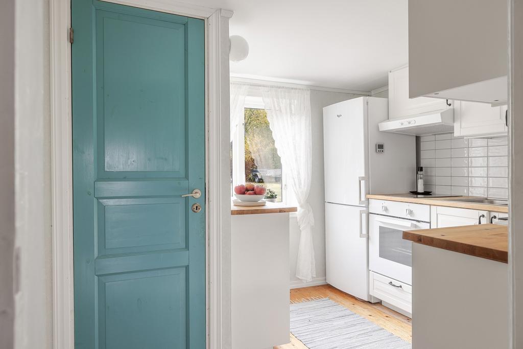 Kök och duschrum bakom den blåa dörren.