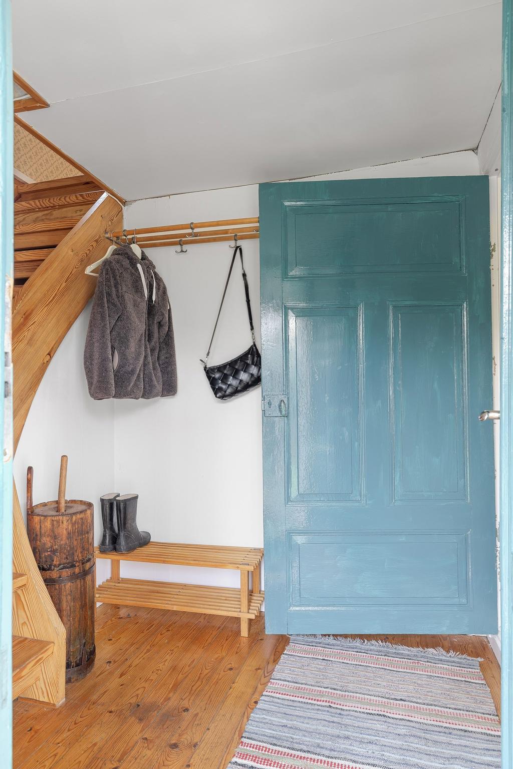 Hall med fina gamla dörrar 