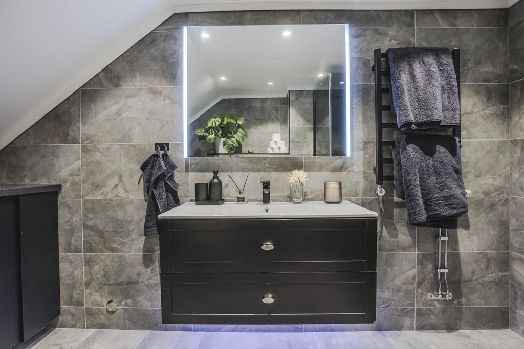 Kommod och handdukstork