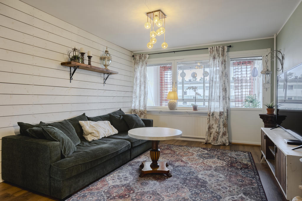 Vardagsrum med utgång till den inglasade balkongen