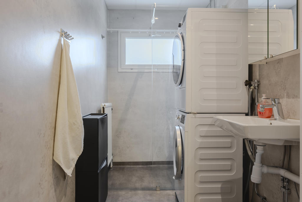 Fräscht badrum med egna tvättmöjligheter