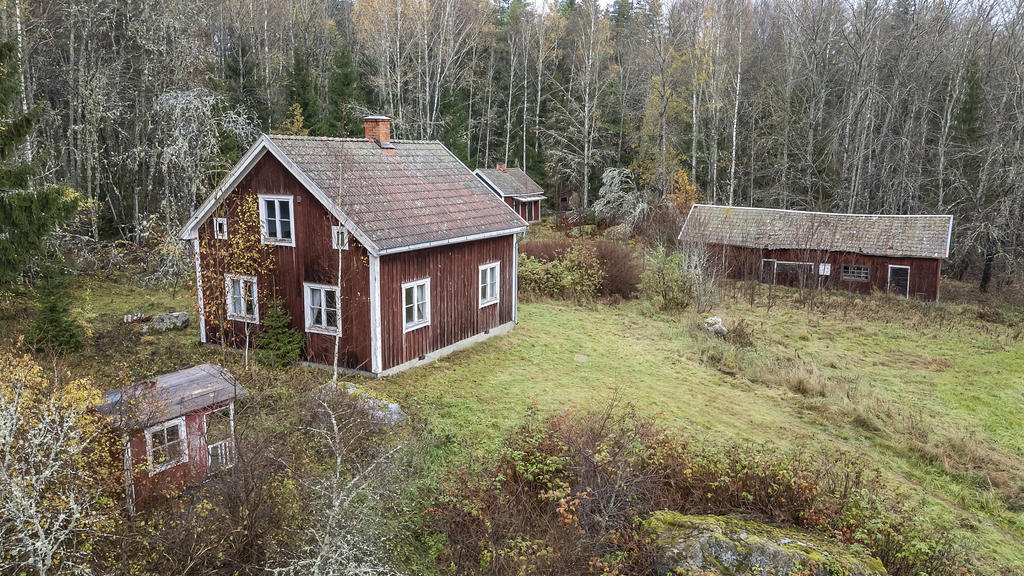 Torpet med tillhörande uthus