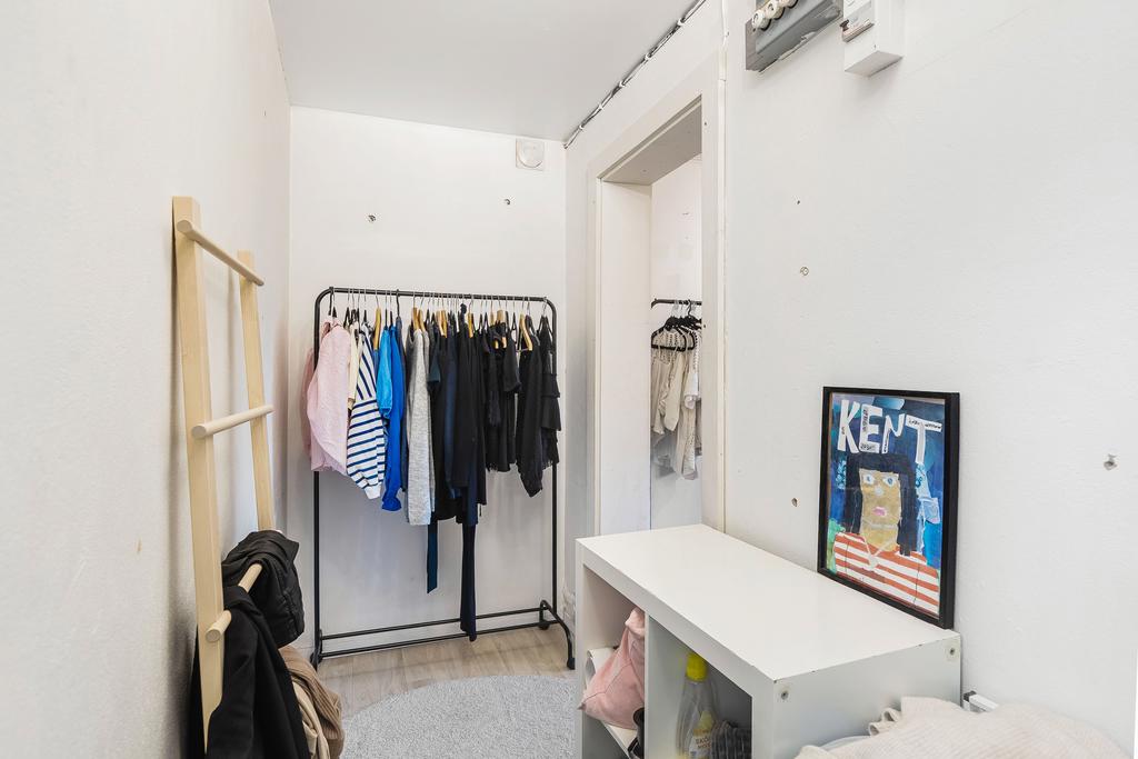 Klädkammare/genomgång till sovrum 4 - souterrängplan