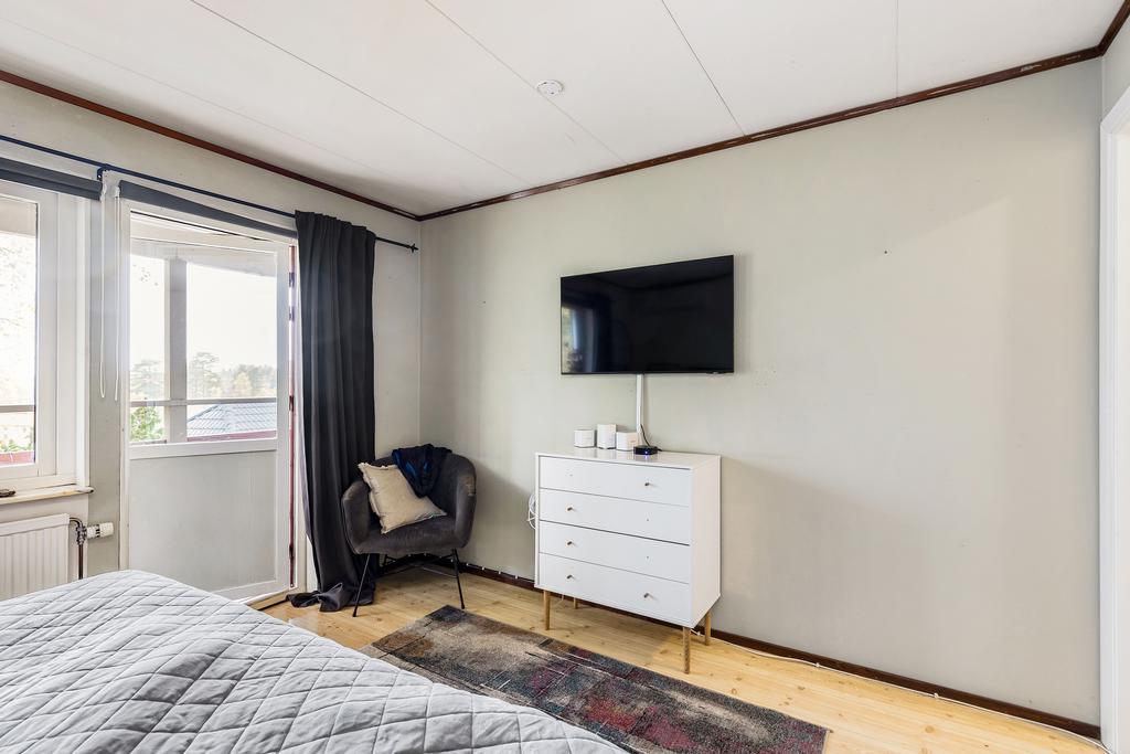 Sovrum 2 - utgång till balkong -  entréplan