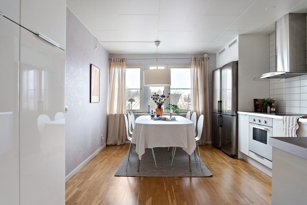 Rymligt kök med plats för ett modell större matbord.