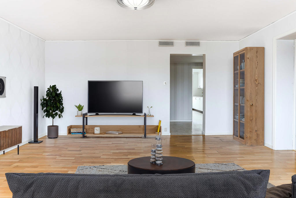 Vardagsrummet mot hallen  - AI genererad möblering