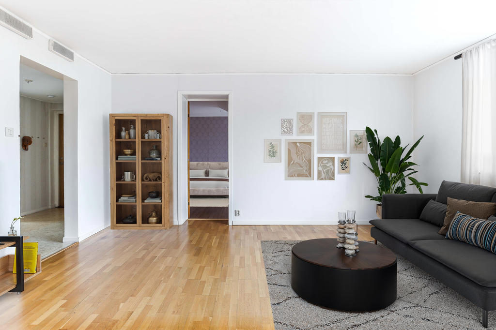 Vardagsrumsbild mot större sovrummet  - AI genererad möblering