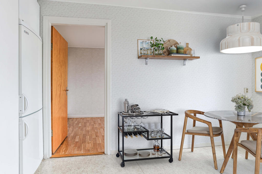 Köksbild med sovrum/kontor innanför - AI genererad möblering