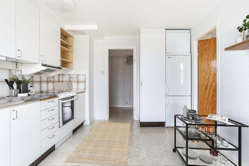 Köket -mot hallen  - AI genererad möblering