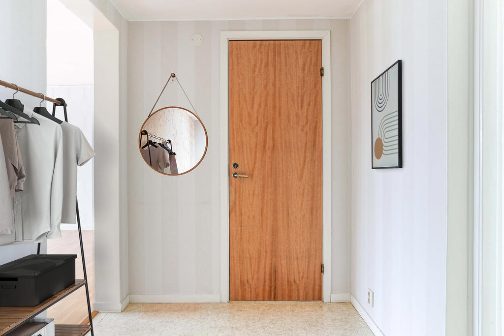 Hallen, badrumsdörr  - AI genererad möblering