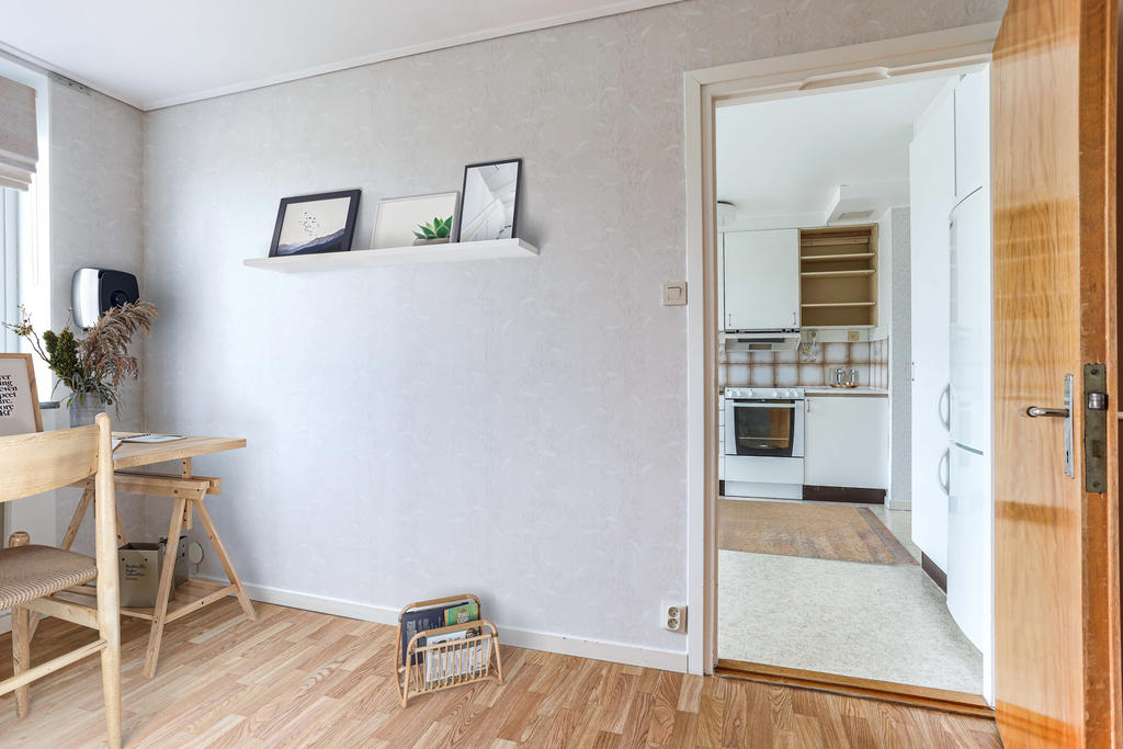 Sovrum/kontor - mot köket  - AI genererad möblering