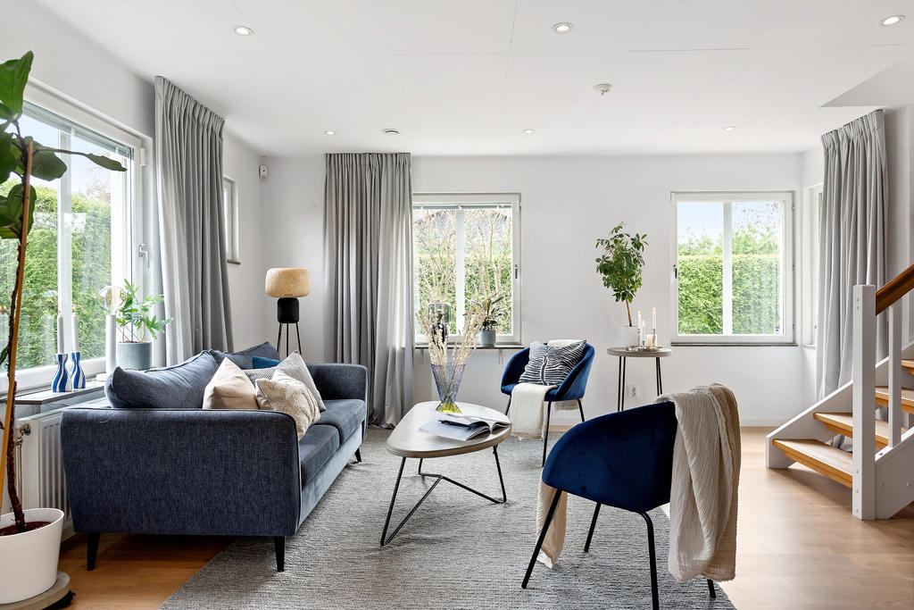 Fönster i två väderstreck ger ett härligt ljusinsläpp