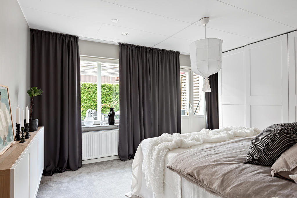 Sovrum med utgång till altan