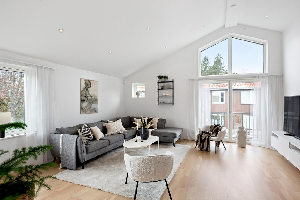 Vardagsrum med öppet upp i nock