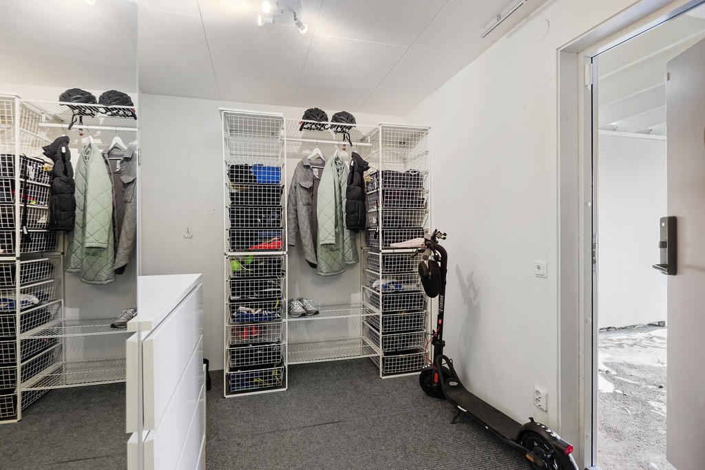 Ingång till groventrén direkt från carporten