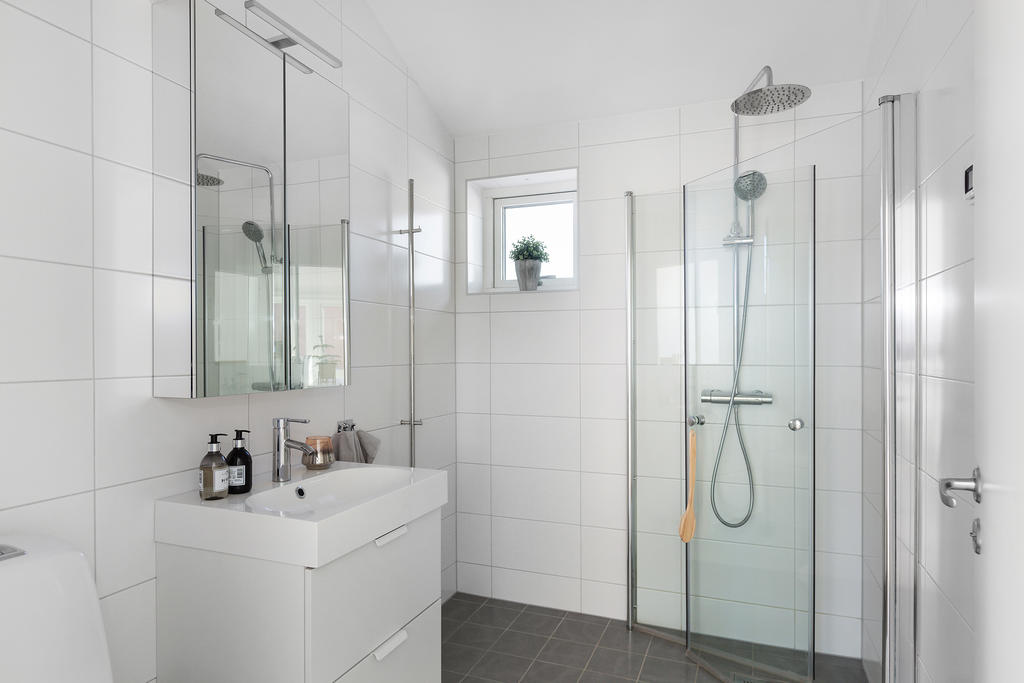 Helkaklat badrum på övre plan