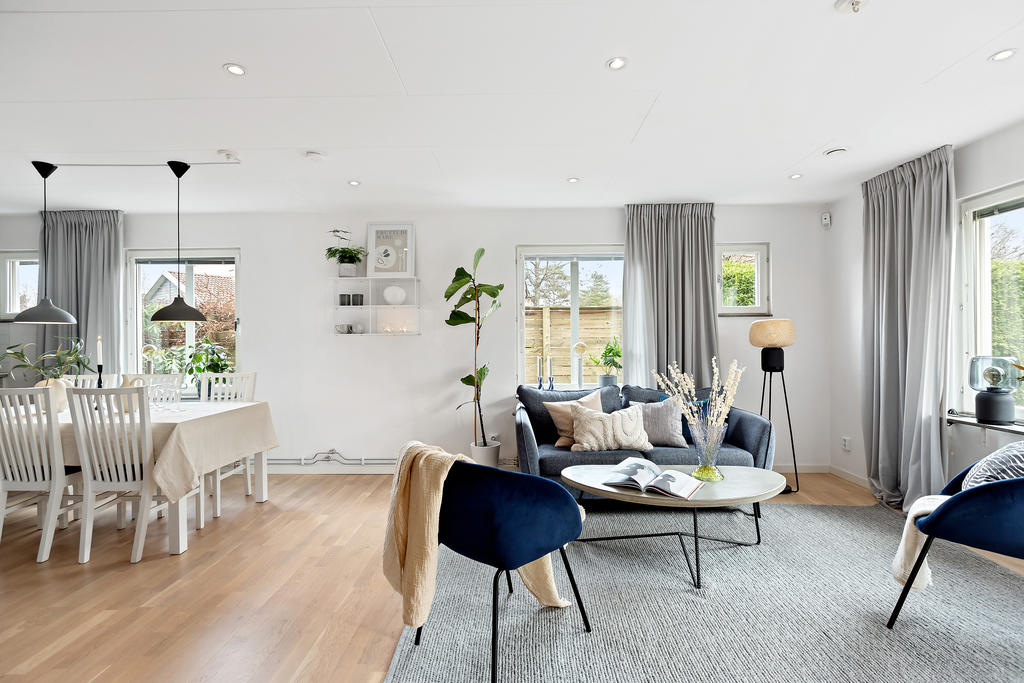 Öppen planlösning mellan vardagsrum och kök