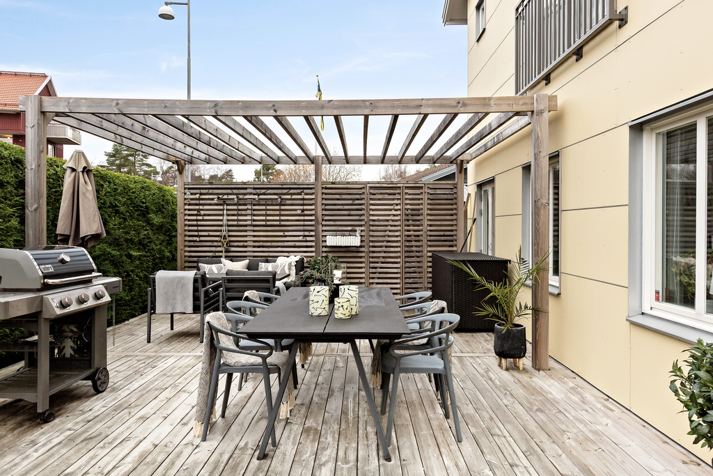 Plats för både utekök, matplats och loungegrupp