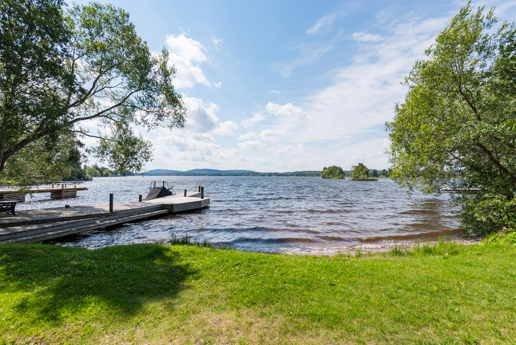 Kort promenad till Vikasjön med bad och möjlighet till båtplats