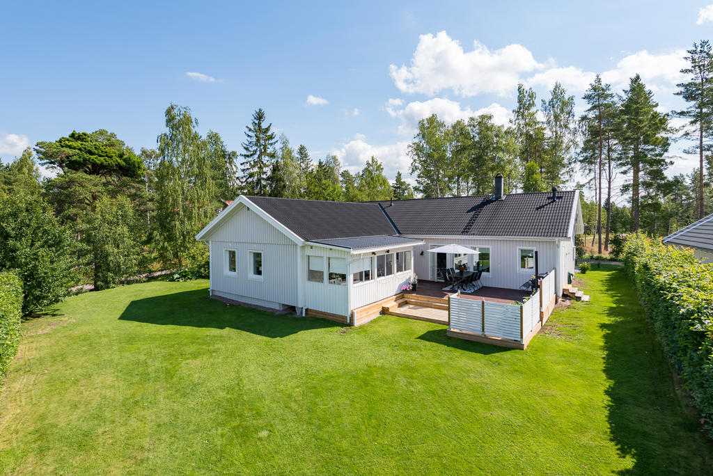 Gård med uterum och stor altan i bästa solläge