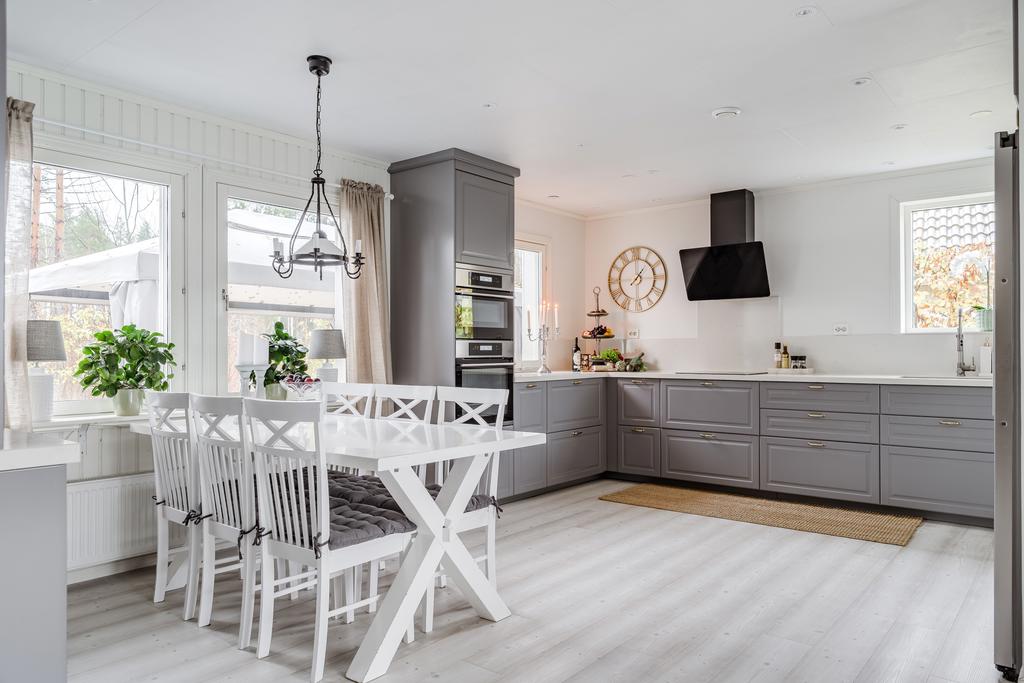 Nyrenoverat kök med all maskinell utrustning och fönster i flera väderstreck