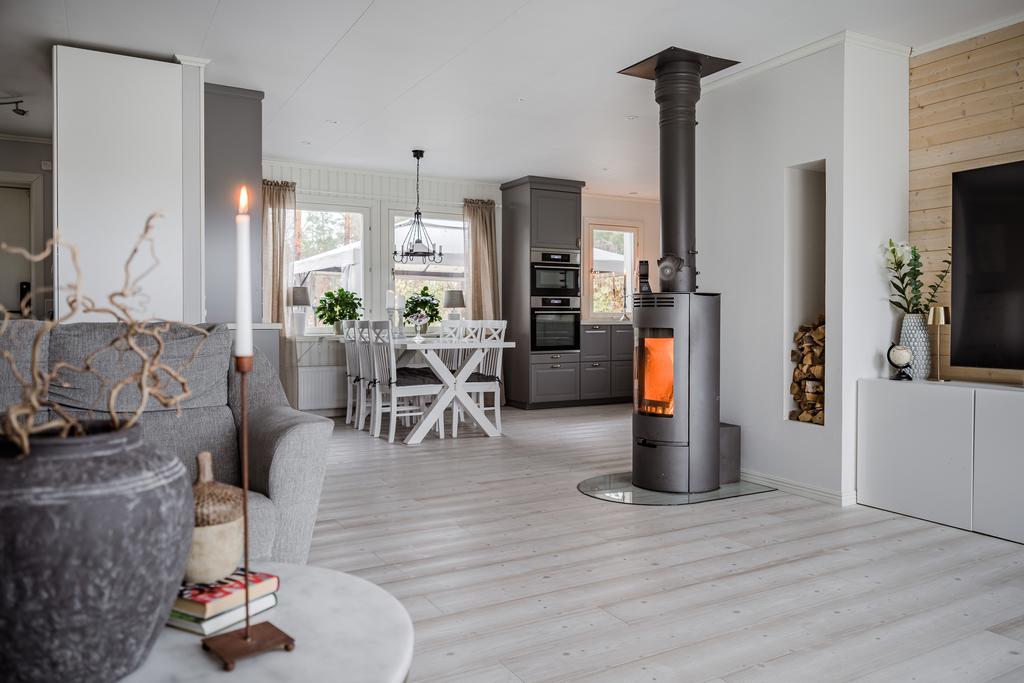 Trevlig social samvaro med öppen planlösning mellan kök och vardagsrum