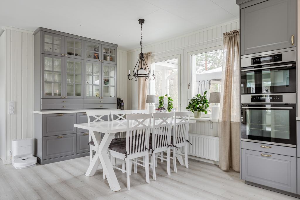 Bra förvaring via trevlig vitrindel