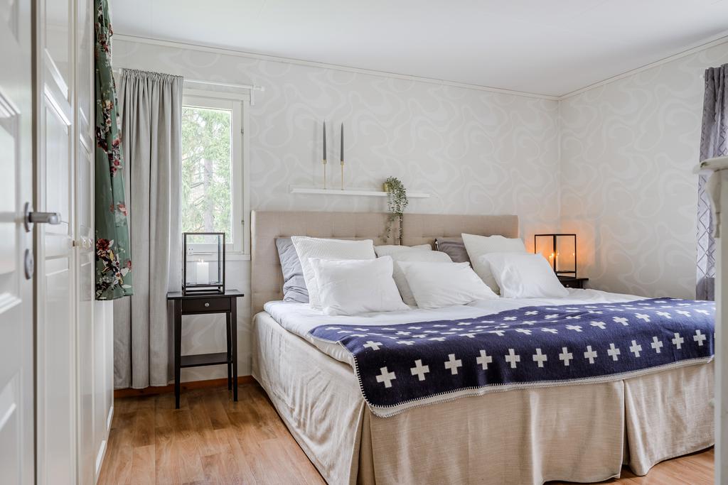 Sovrum 1 med fönster i två väderstreck