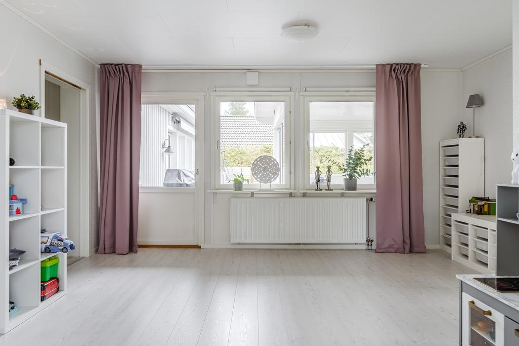 Allrum med utgång till altan och uterum