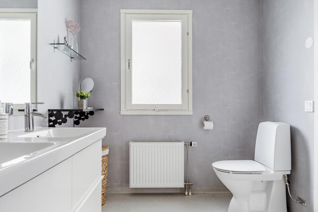 Fönsterförsett badrum med dubbla handfat