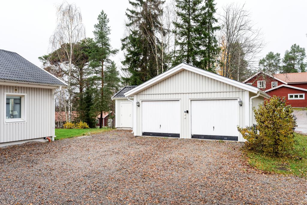 Stort varmbonat dubbelgarage med utbyggt förråd