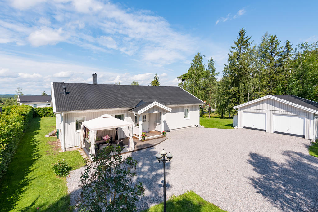 Välkommen till Slätberget 33A: Insynsskyddad gård med dubbelgarage