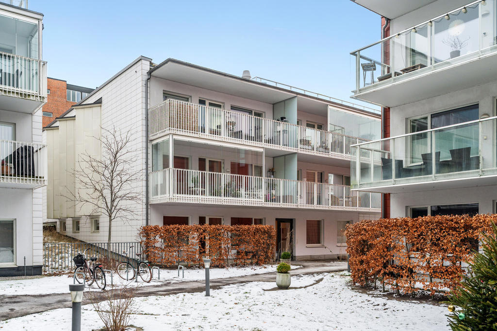 Fasad från innergård vintertid