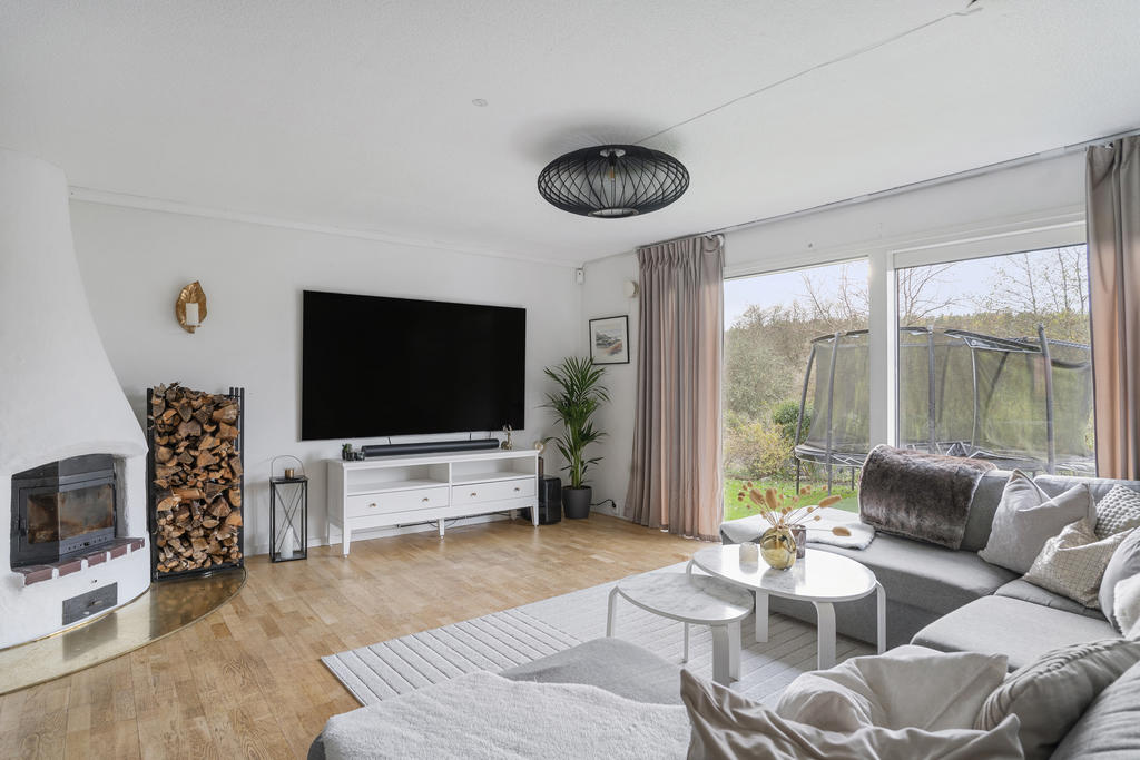 Vardagsrummet är ljust och rymligt. Skjutdörrar förberett för öppning mot altan ger en smidig övergång mellan ute och inne