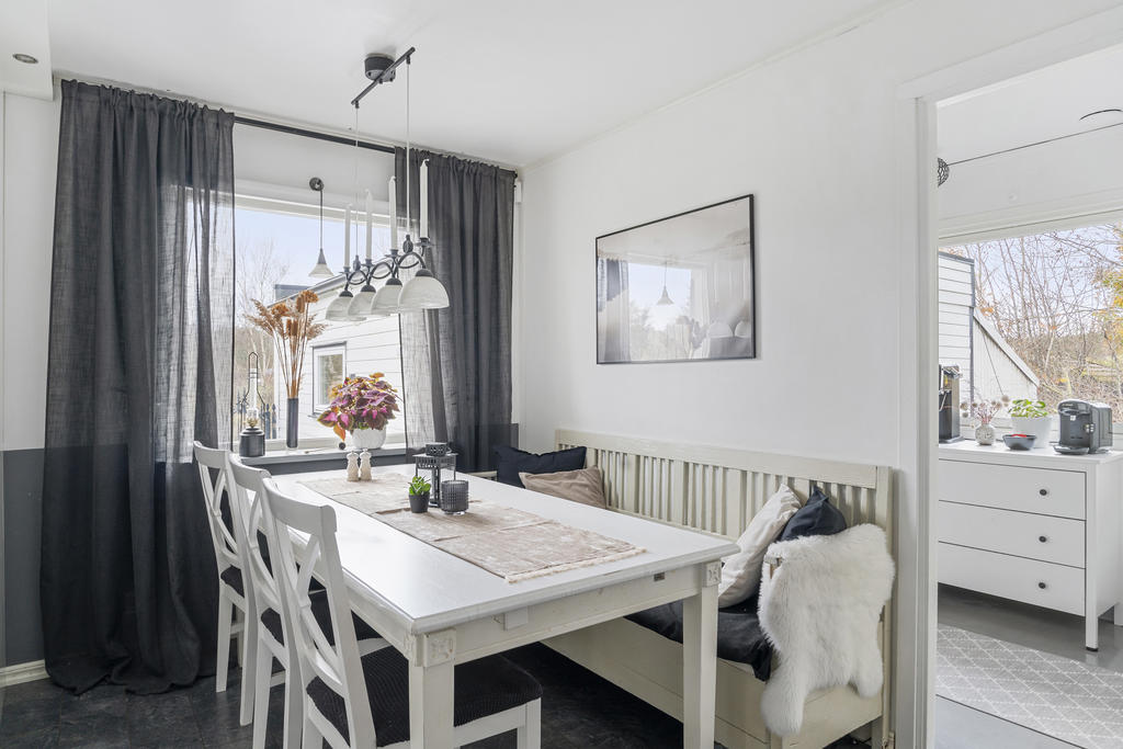 Matplats framför fönstren ger en trevlig samvaro