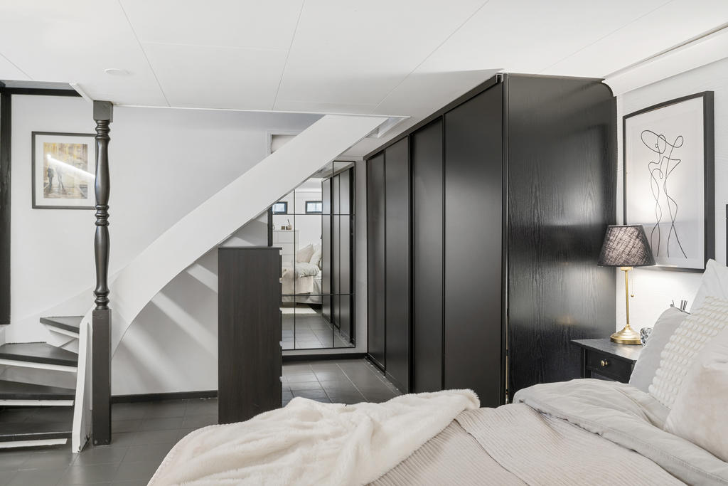 Plats för kläder i garderobsvägg och mindre walk in closet