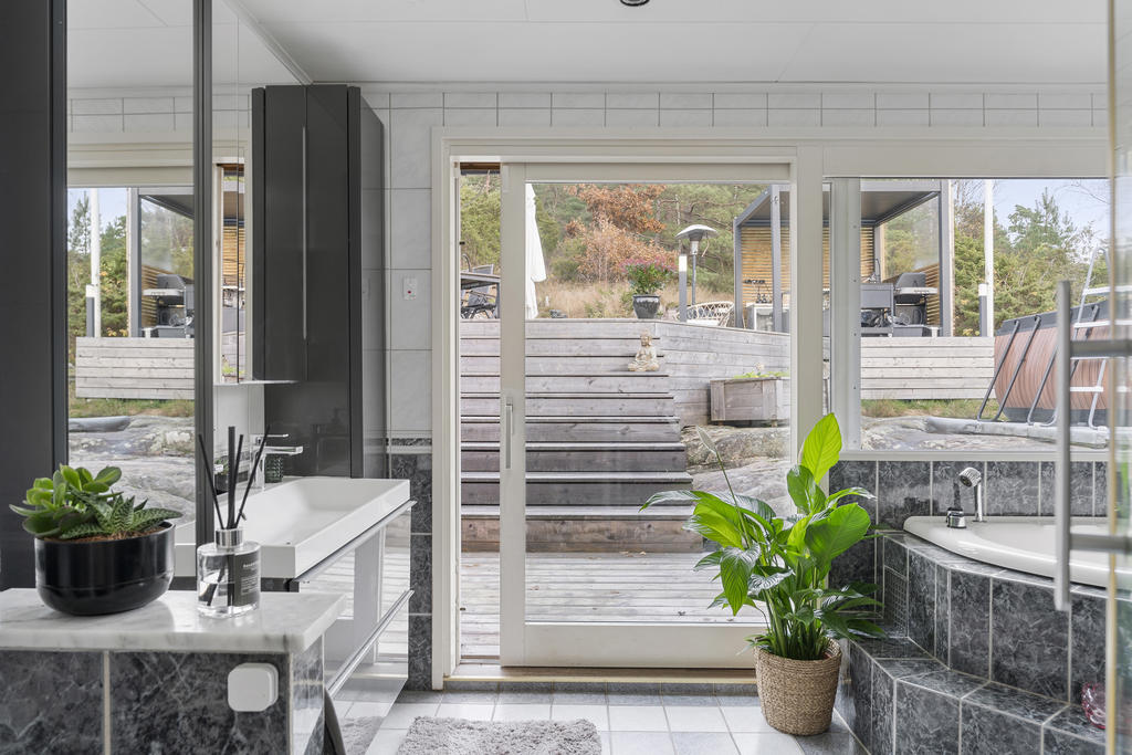 Glasdörr ut mot baksida och altan