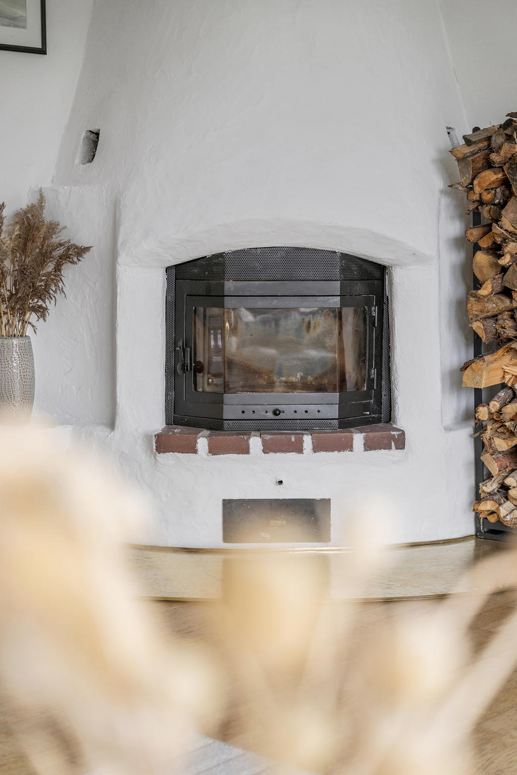 Den öppna spisen ger både mys och behaglig värme