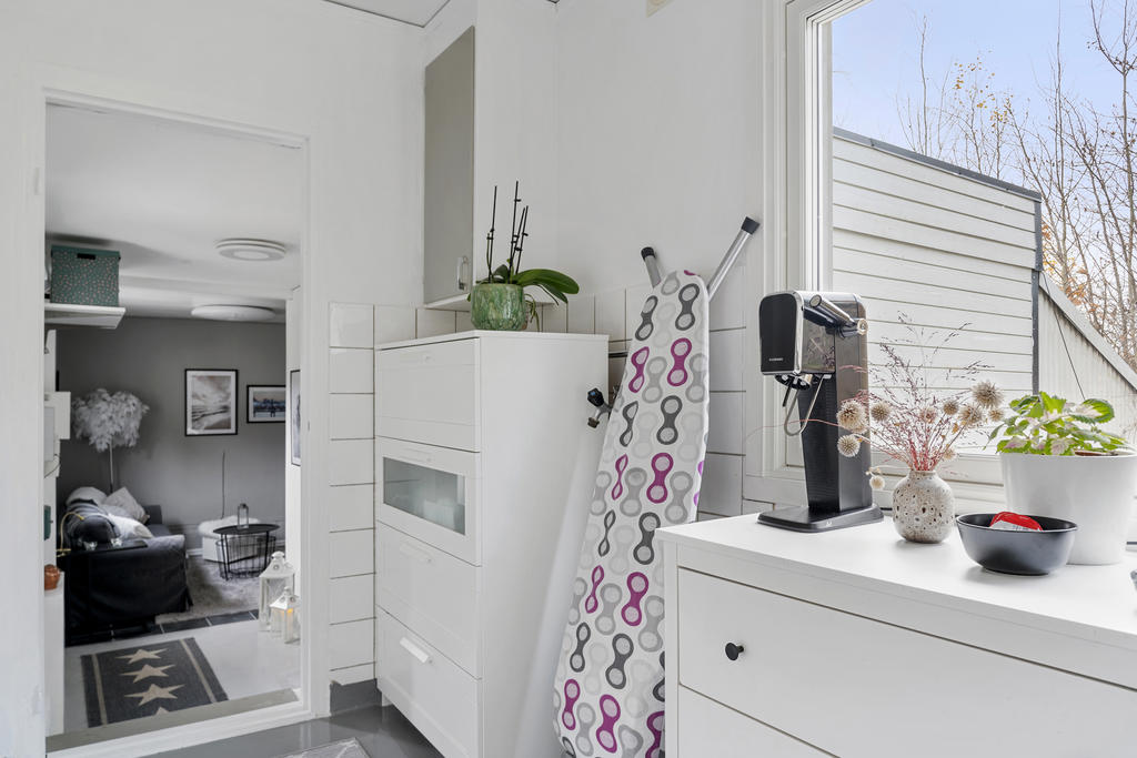 En hall med bra skafferi och förvaring leder ner till ...